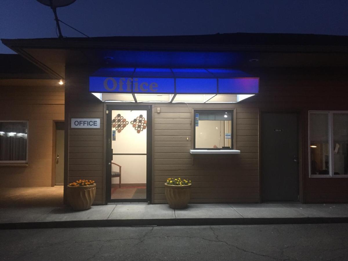 Woodburn Inn エクステリア 写真